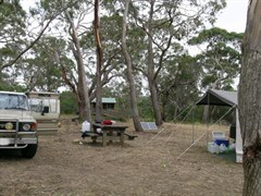 Wannon Falls Reserve - Standing near shelter looking towards toilets. 