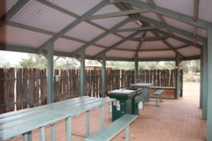 Main Camp (Mungo NP) - Covered communal area - camp kitchen with gas bbq 