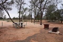 Main Camp (Mungo NP) - Campsites with bollards and fireplace 