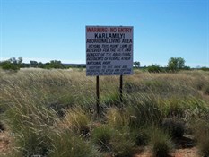 Karlamilyi Sign