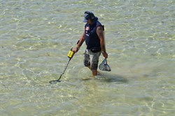 Metal Detector in action at Moonta Bay - Camera: NIKON CORPORATION NIKON D7000 Taken: 26 Jan 2012